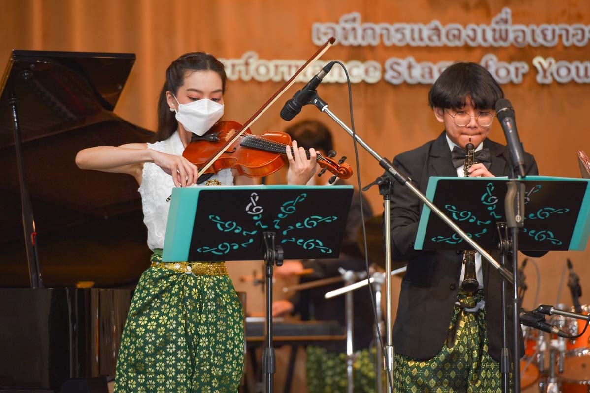 การบรรเลงดนตรีไทยร่วมสมัยพร้อมขับร้อง โดยวงชิงชัน จากบ้านดนตรีสาธุการ